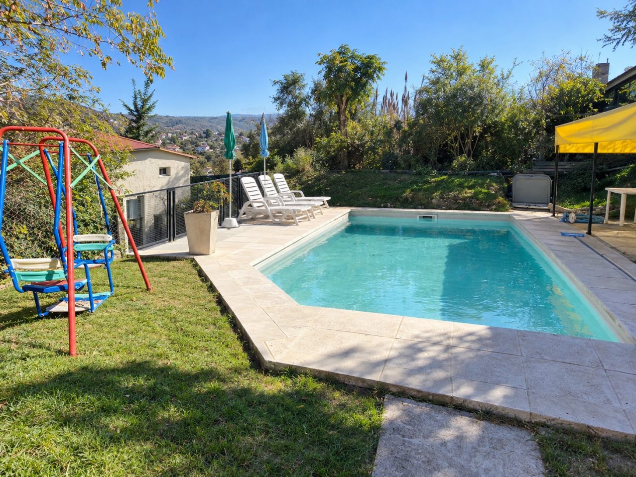 2 CASAS EN VENTA EN MISMO TERRENIO CON PILETA, QUINCHO, COCHERA, GALERIA! 