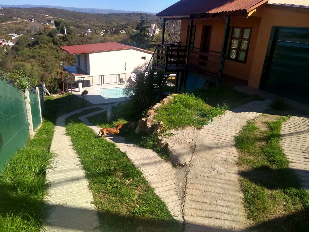 2 CASAS EN VENTA EN MISMO TERRENIO CON PILETA, QUINCHO, COCHERA, GALERIA! 