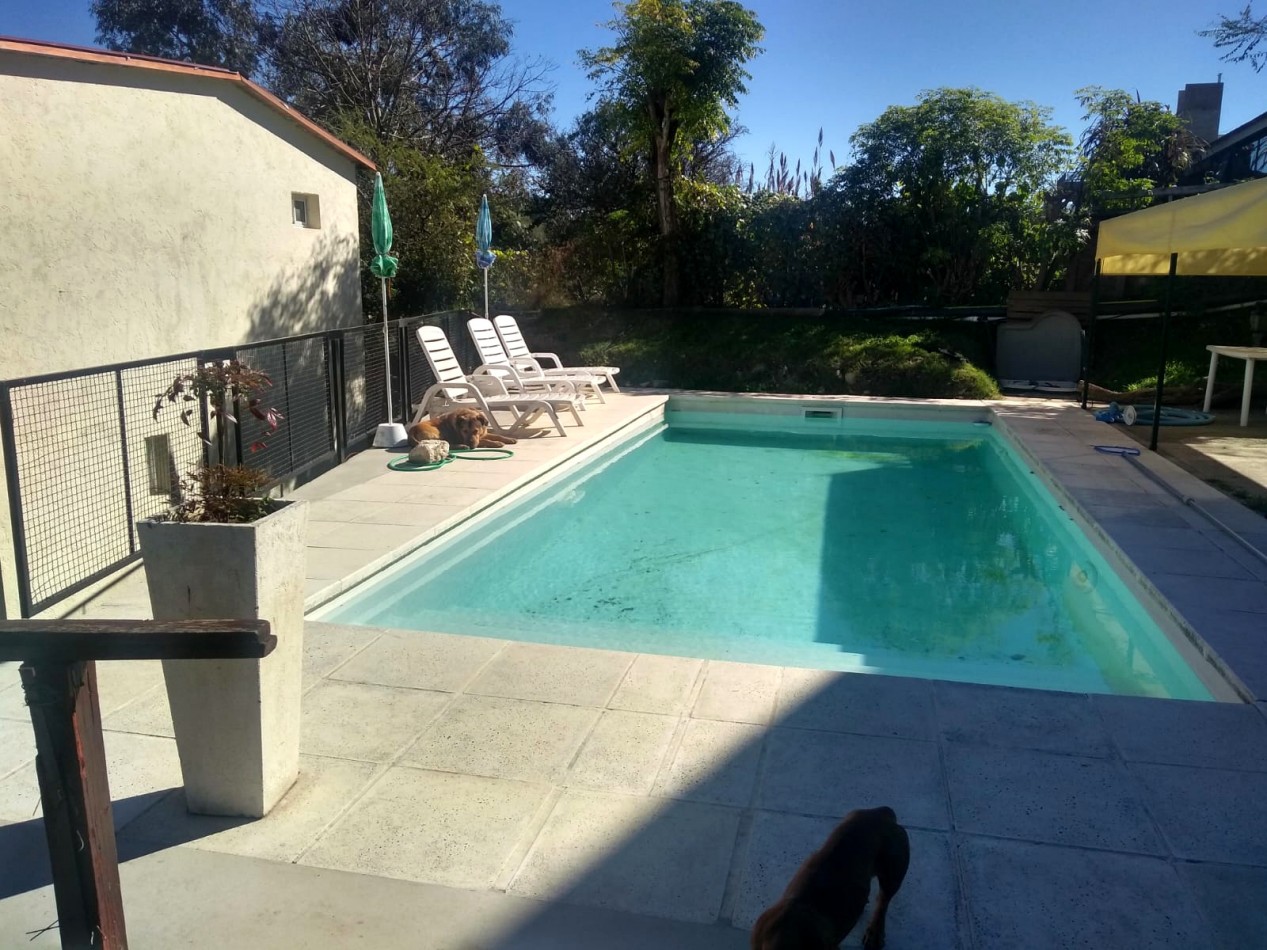 2 CASAS EN VENTA EN MISMO TERRENIO CON PILETA, QUINCHO, COCHERA, GALERIA! 