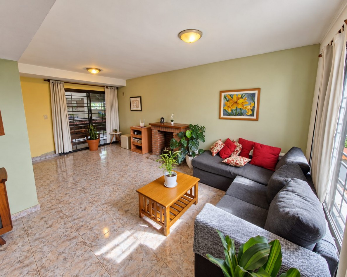 CASA DE CATEGORIA EN BARRIO JOSE MUÑOZ - TRES DORMITORIOS - PISCINA 