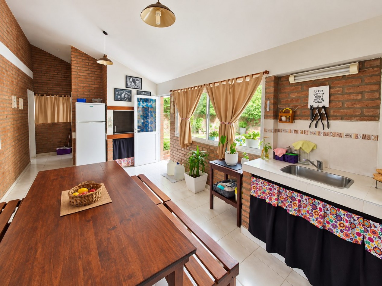 CASA DE CATEGORIA EN BARRIO JOSE MUÑOZ - TRES DORMITORIOS - PISCINA 