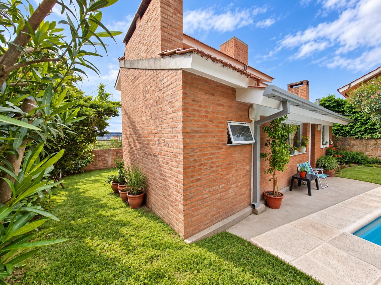 CASA DE CATEGORIA EN BARRIO JOSE MUÑOZ - TRES DORMITORIOS - PISCINA 