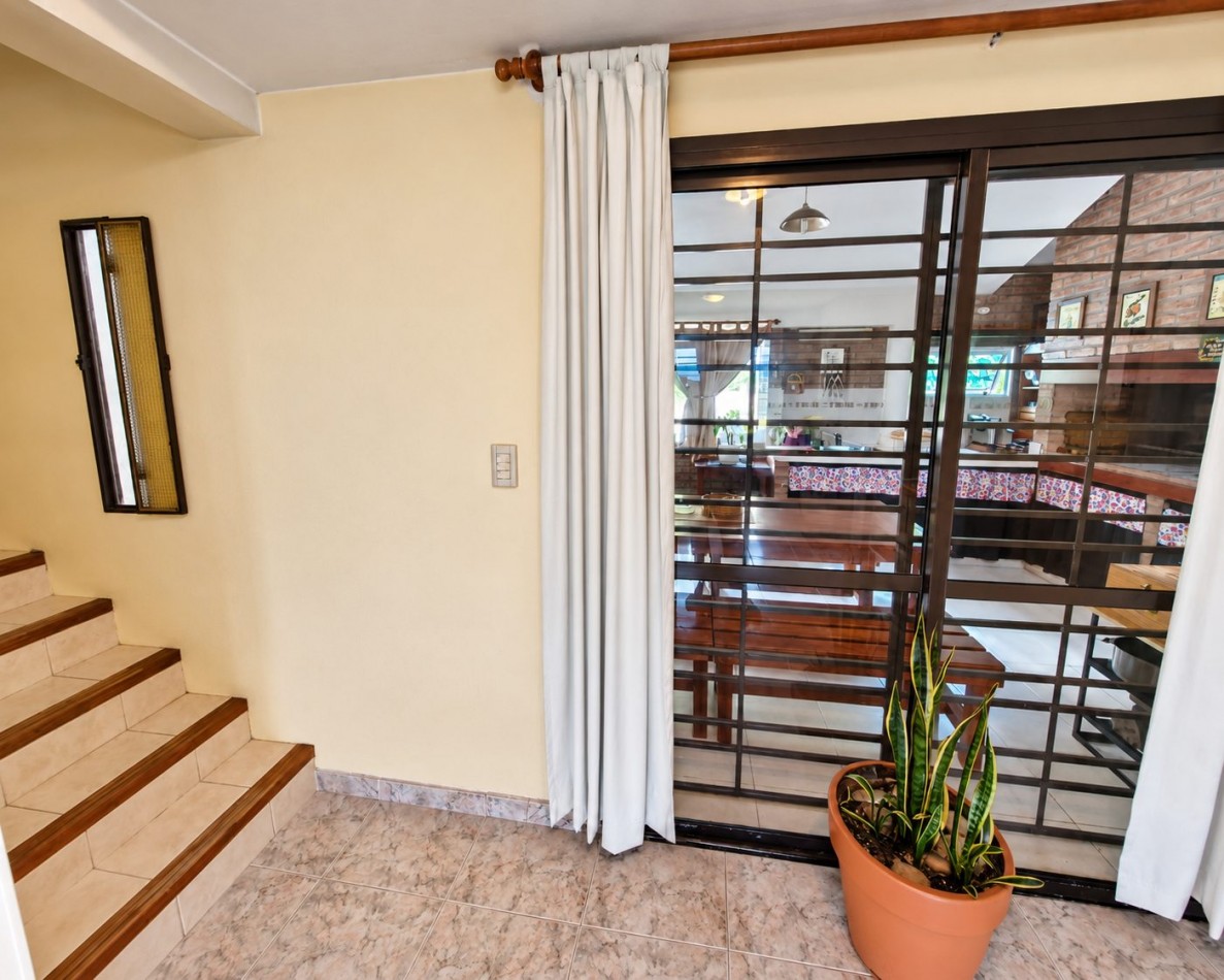 CASA DE CATEGORIA EN BARRIO JOSE MUÑOZ - TRES DORMITORIOS - PISCINA 