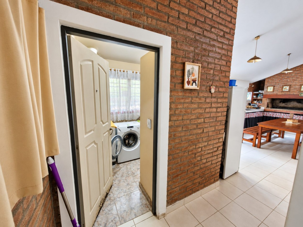 CASA DE CATEGORIA EN BARRIO JOSE MUÑOZ - TRES DORMITORIOS - PISCINA 