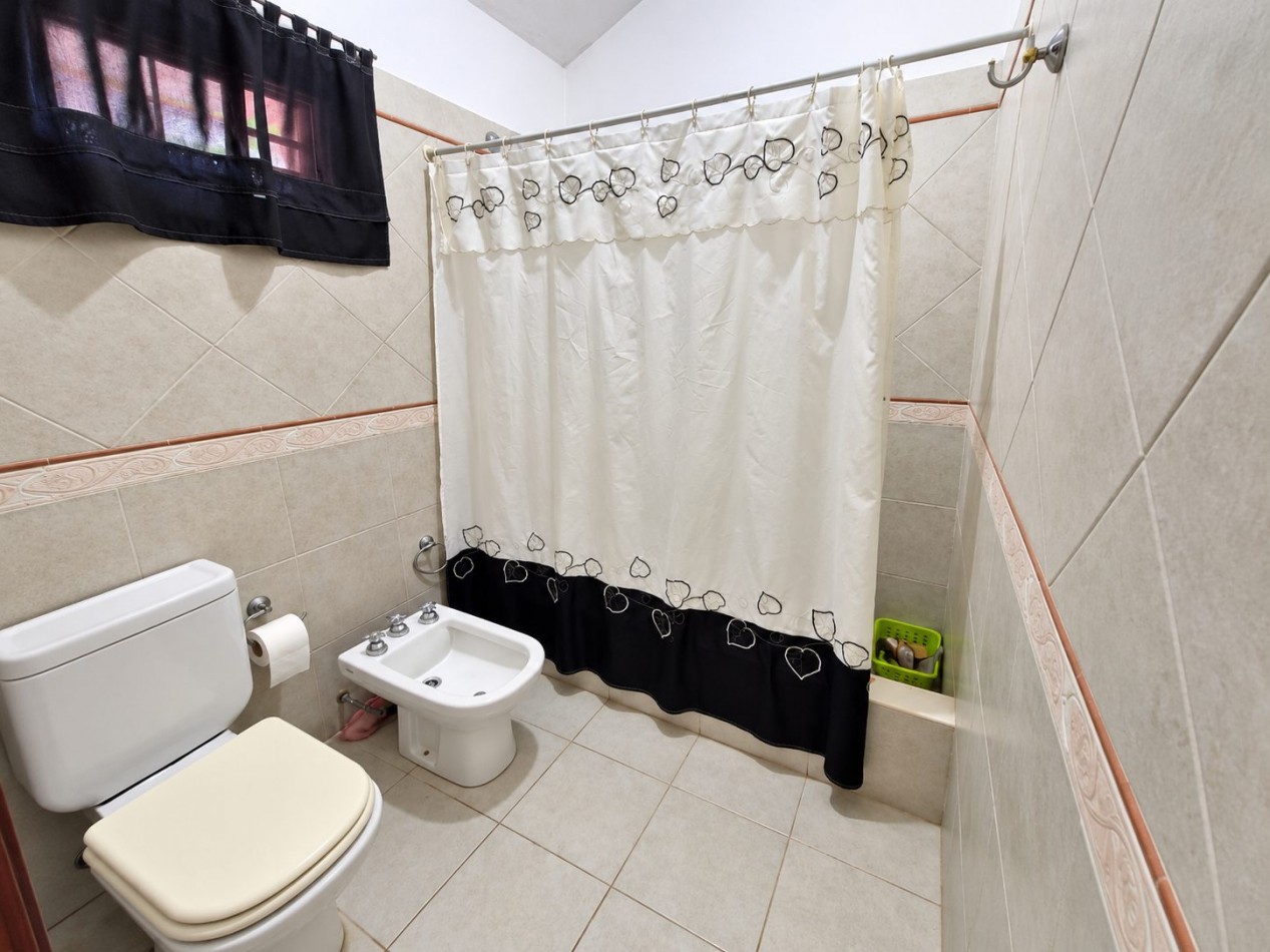 CASA DE CATEGORIA EN BARRIO JOSE MUÑOZ - TRES DORMITORIOS - PISCINA 