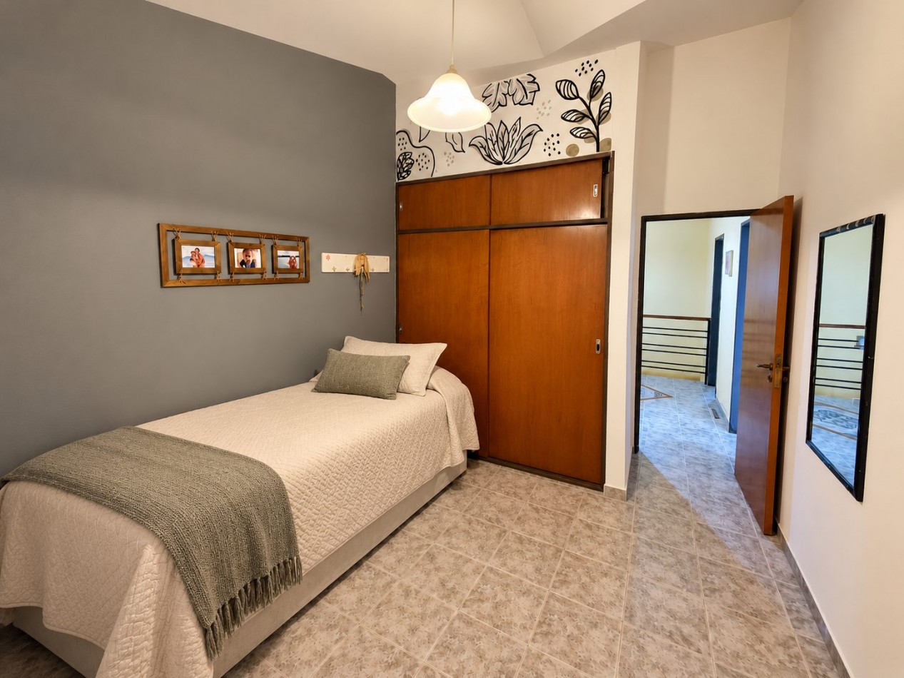 CASA DE CATEGORIA EN BARRIO JOSE MUÑOZ - TRES DORMITORIOS - PISCINA 