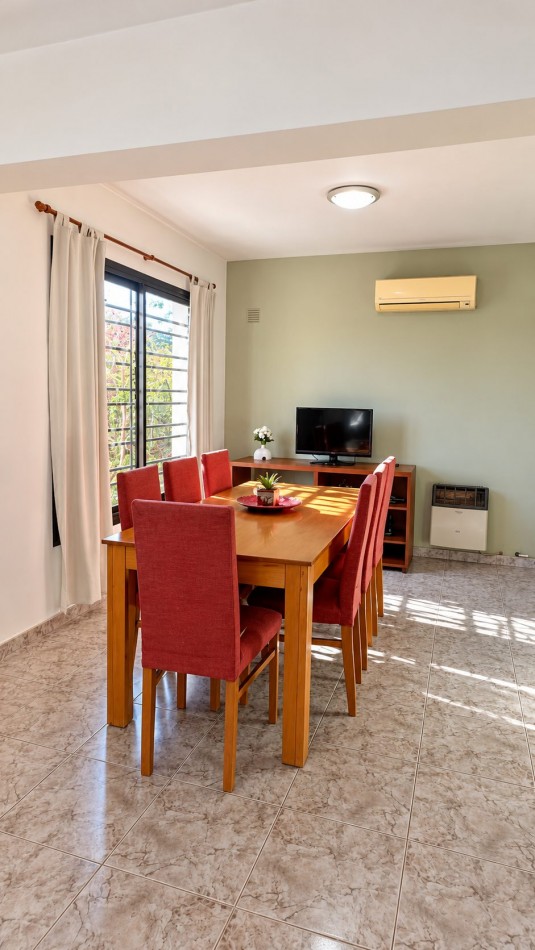 CASA DE CATEGORIA EN BARRIO JOSE MUÑOZ - TRES DORMITORIOS - PISCINA 