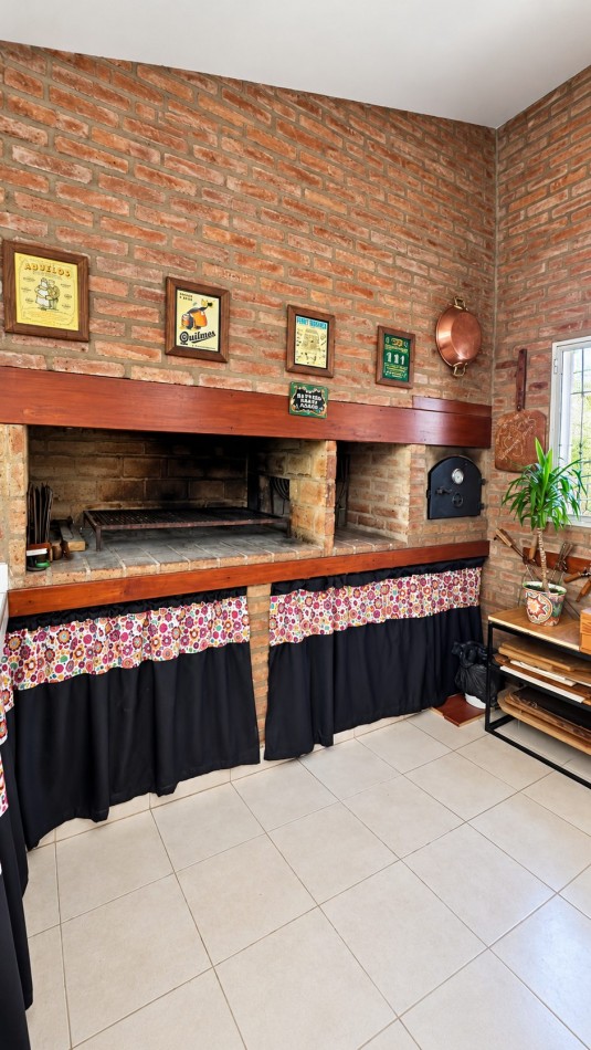 CASA DE CATEGORIA EN BARRIO JOSE MUÑOZ - TRES DORMITORIOS - PISCINA 