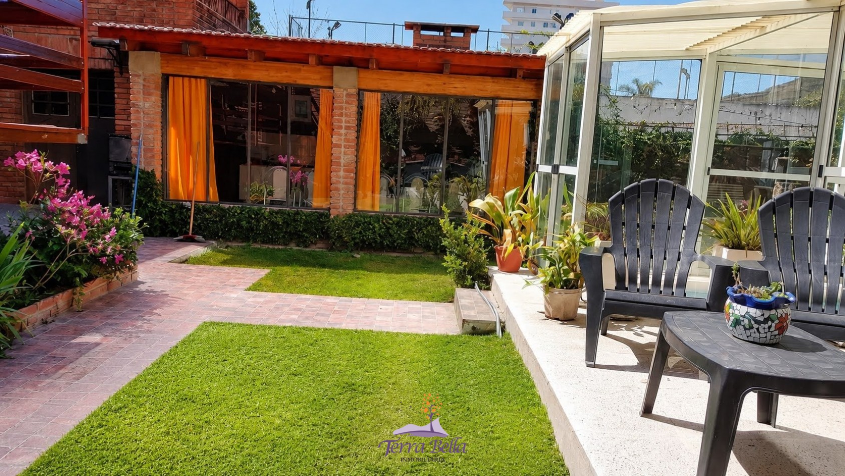 CASA PARA 12 PERSONAS - 5 DORMITORIOS - PILETA CERRADA - QUINCHO - CENTRICA