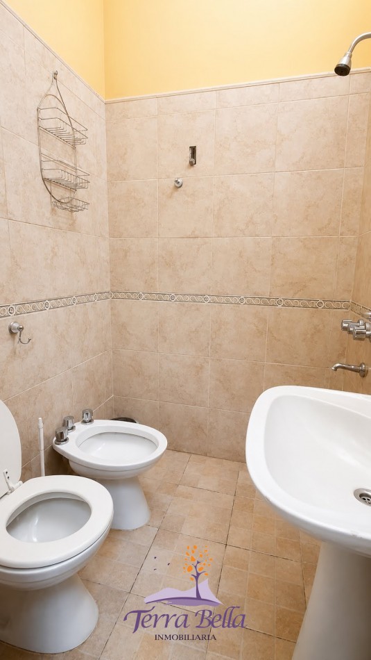 CASA PARA 12 PERSONAS - 5 DORMITORIOS - PILETA CERRADA - QUINCHO - CENTRICA