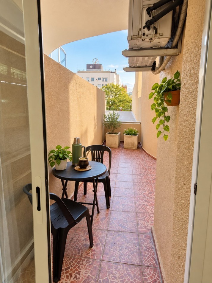 MONOAMBIENTE EN PLENO CENTRO CON PATIO PROPIO. PISCINA Y QUINCHO EN TERRAZA