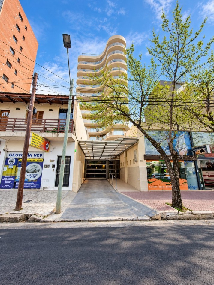 MONOAMBIENTE EN PLENO CENTRO CON PATIO PROPIO. PISCINA Y QUINCHO EN TERRAZA