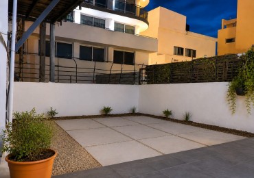 DEPARTAMENTO PARA 4 PERSONAS EN ZONA CENTRICA CON COCHERA Y PATIO 