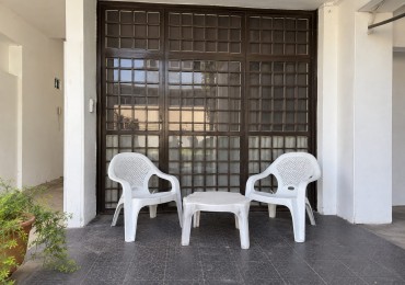 DEPARTAMENTO PARA 4 PERSONAS EN ZONA CENTRICA CON COCHERA Y PATIO 