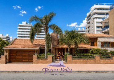 CASA PARA 12 PERSONAS - 5 DORMITORIOS - PILETA CERRADA - QUINCHO - CENTRICA